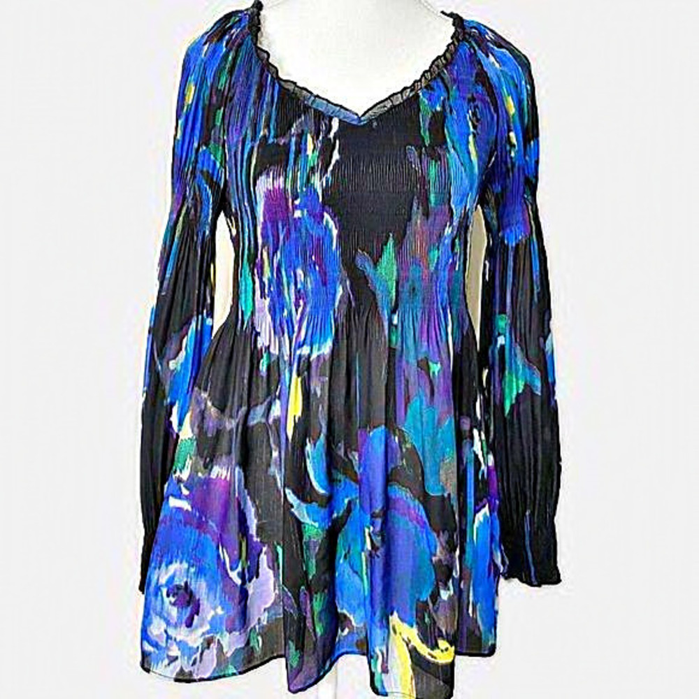 Melissa Paige Semi-Sheer Ruffle V-Neck Floral Top
Blouse Multicolor